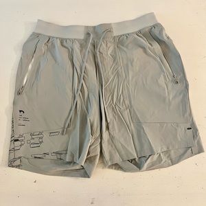 Lululemon License to Train short. Size L. Seal Grey.